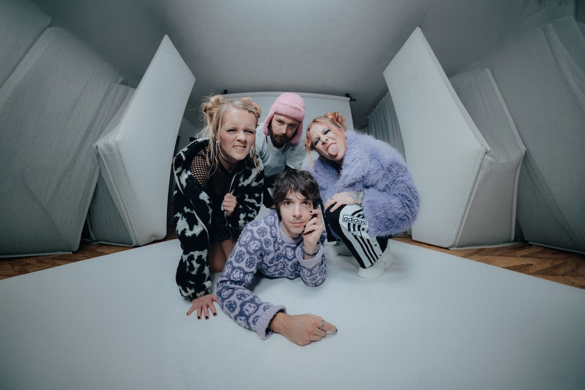 Die Band TYNA gemeinsam vor Studio-Hintergrund